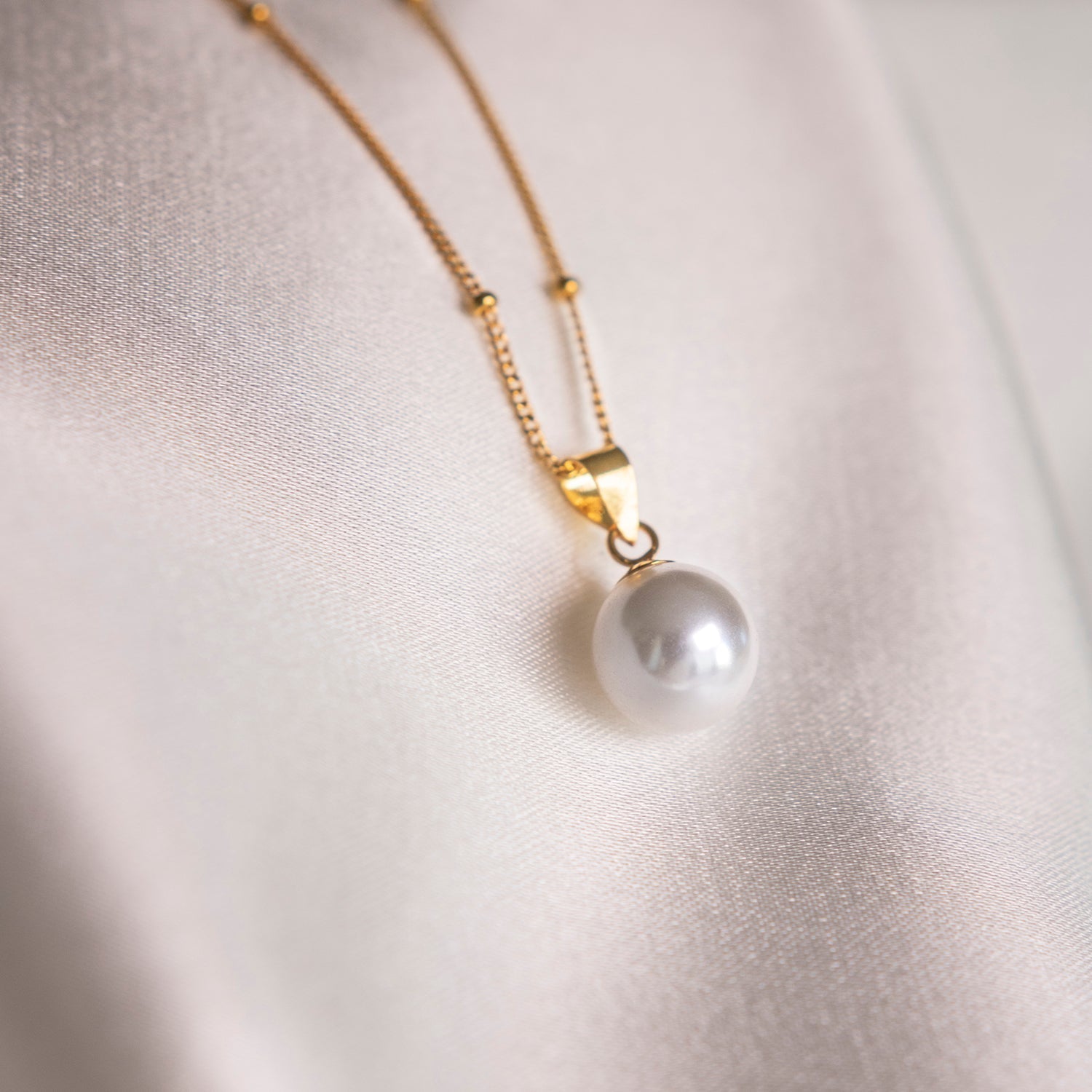 Colar Bolinhas com Pendente Pérola