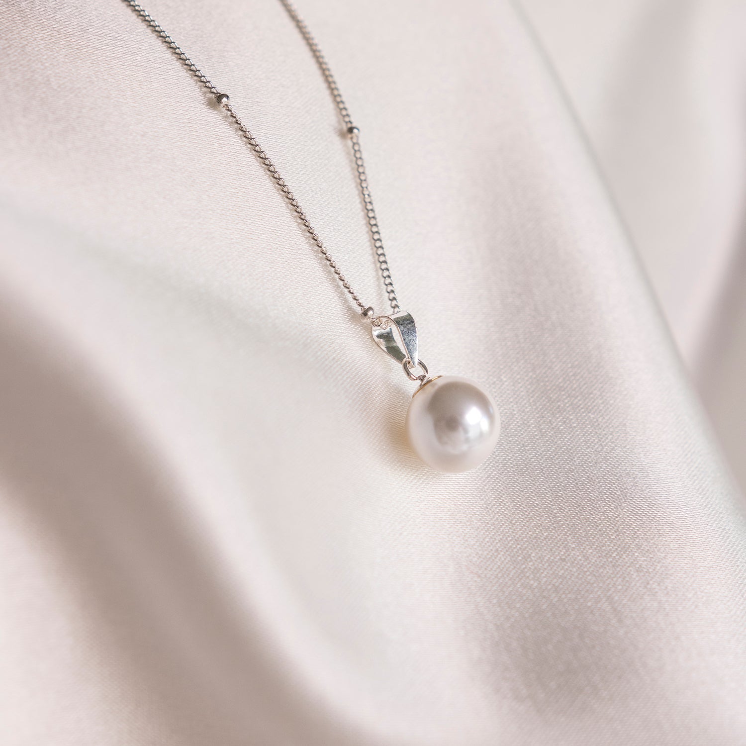 Colar Bolinhas com Pendente Pérola