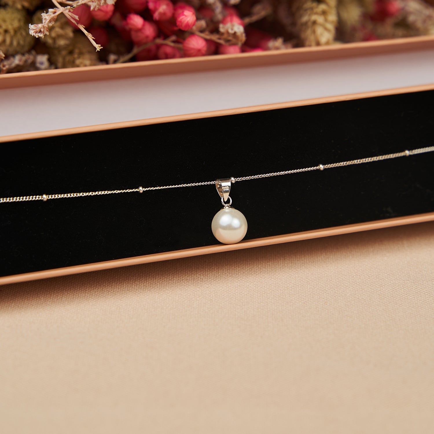 Colar Bolinhas com Pendente Pérola